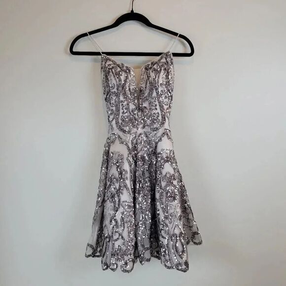 Camille La Vie Prom Dress Grey Metallic Sequin Lace‎ Up Back NWT Size 0 - Picture 13 of 14